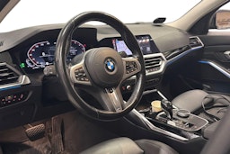 harmaa BMW 330 2021 kuva 3.