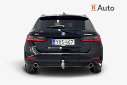 musta BMW 330 2021 kuva 3.
