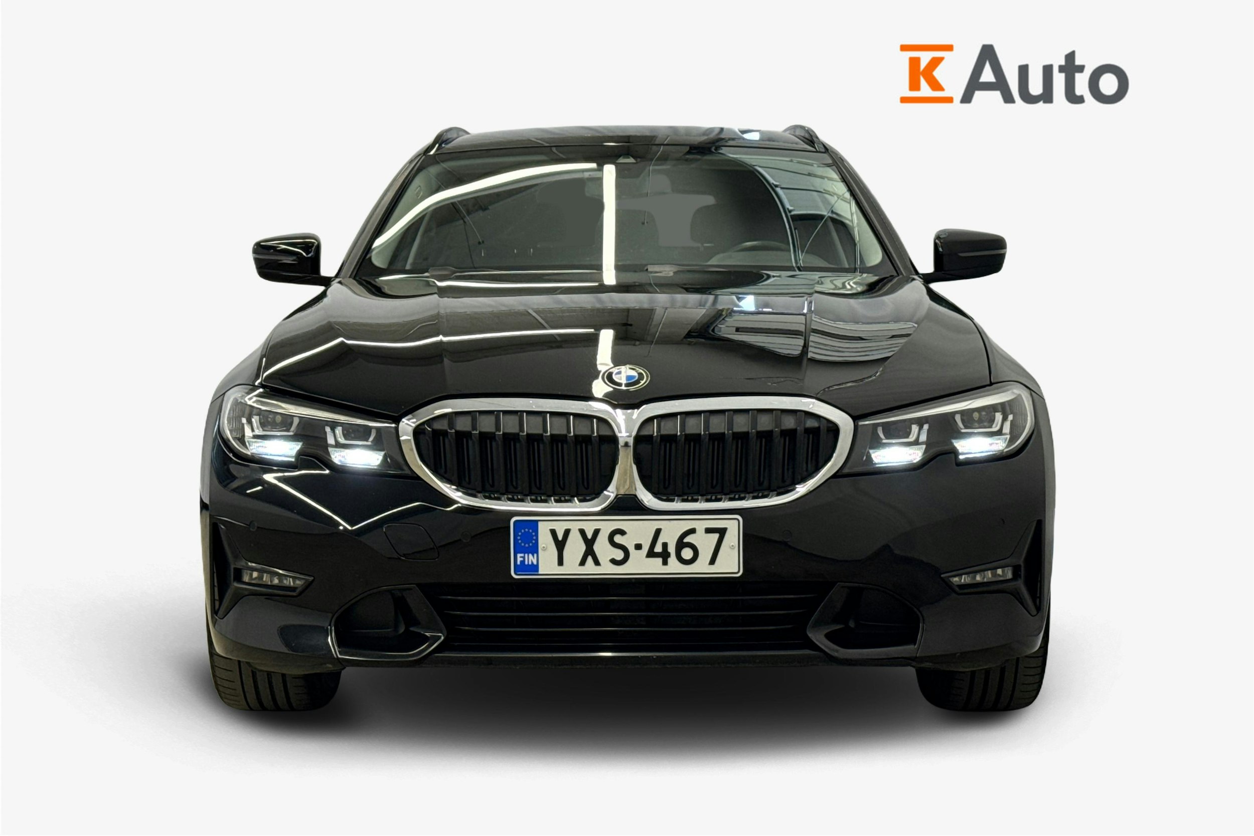musta BMW 330 2021 kuva 5.