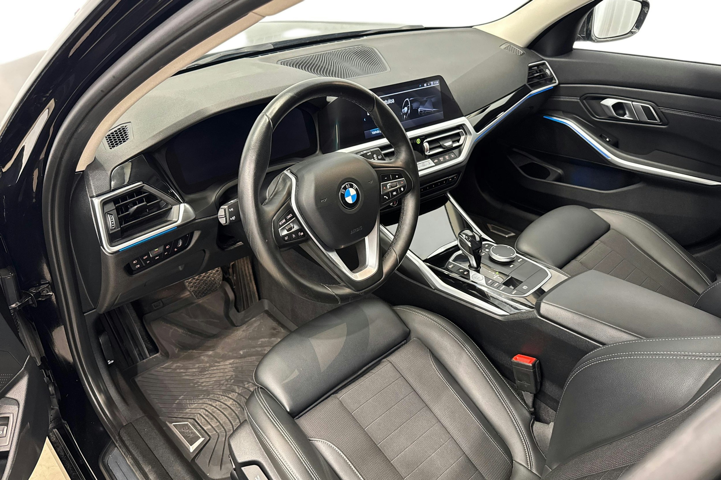musta BMW 330 2021 kuva 7.