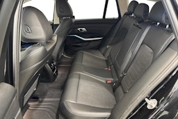 musta BMW 330 2021 kuva 11.