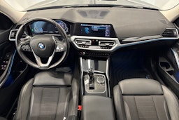 musta BMW 330 2021 kuva 16.