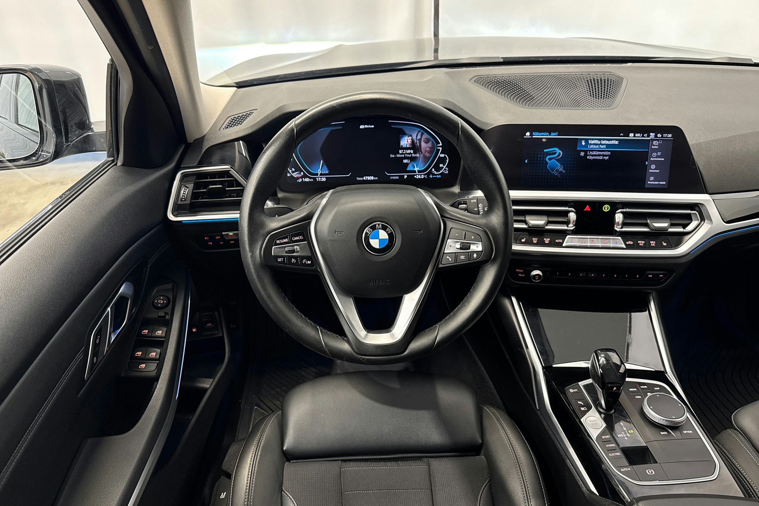 musta BMW 330 2021 kuva 17.