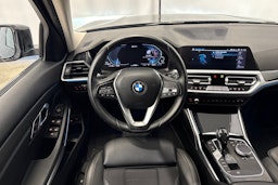musta BMW 330 2021 kuva 17.