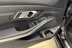 musta BMW 330 2021 kuva 18.