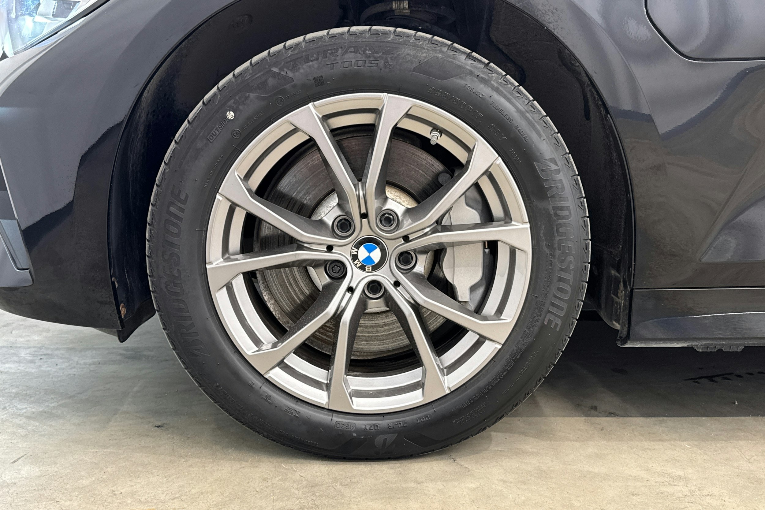 musta BMW 330 2021 kuva 29.