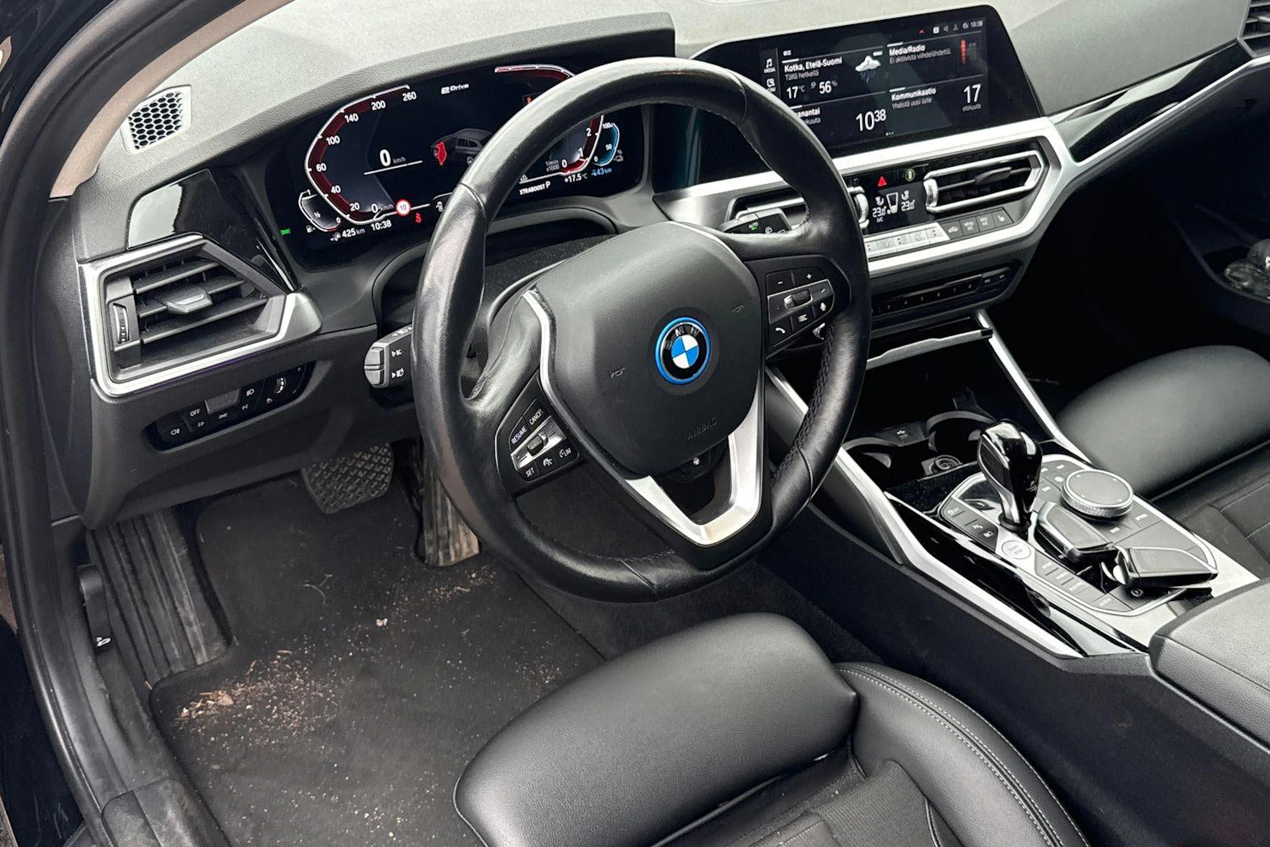 musta BMW 330 2022 kuva 3.