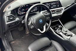 musta BMW 330 2022 kuva 3.