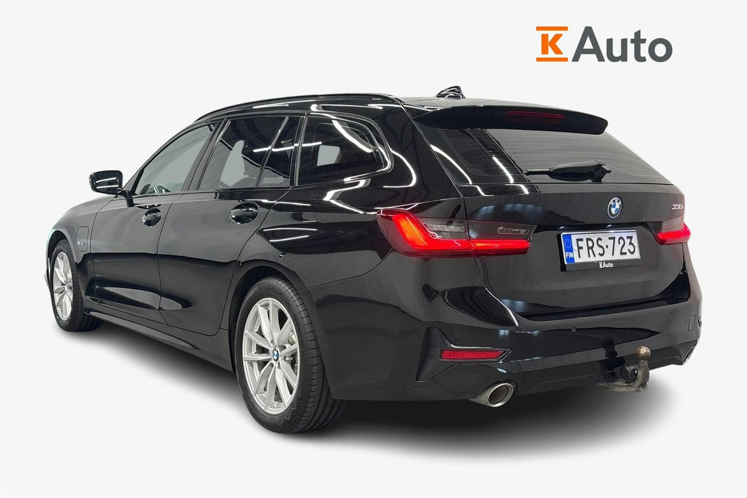 musta BMW 330 2022 kuva 2.