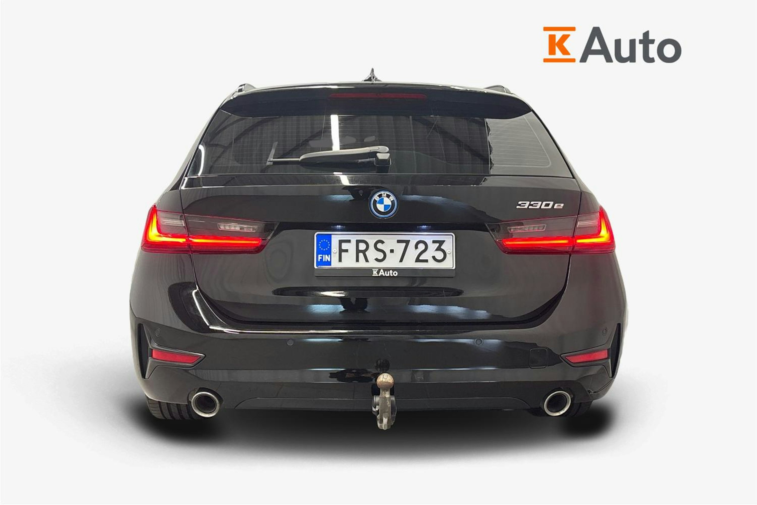 musta BMW 330 2022 kuva 3.