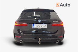 musta BMW 330 2022 kuva 3.