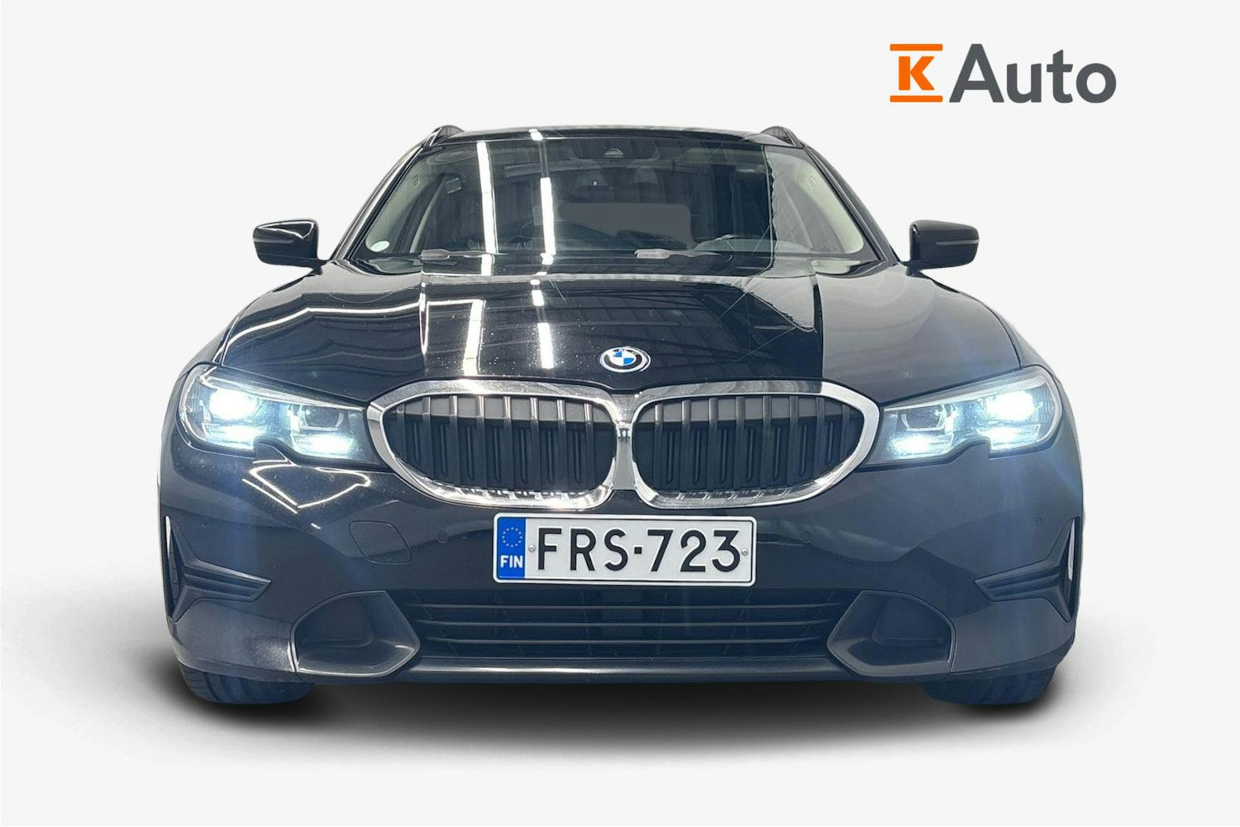 musta BMW 330 2022 kuva 5.