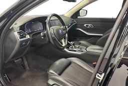 musta BMW 330 2022 kuva 7.