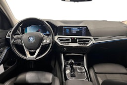 musta BMW 330 2022 kuva 9.
