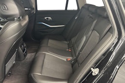musta BMW 330 2022 kuva 10.