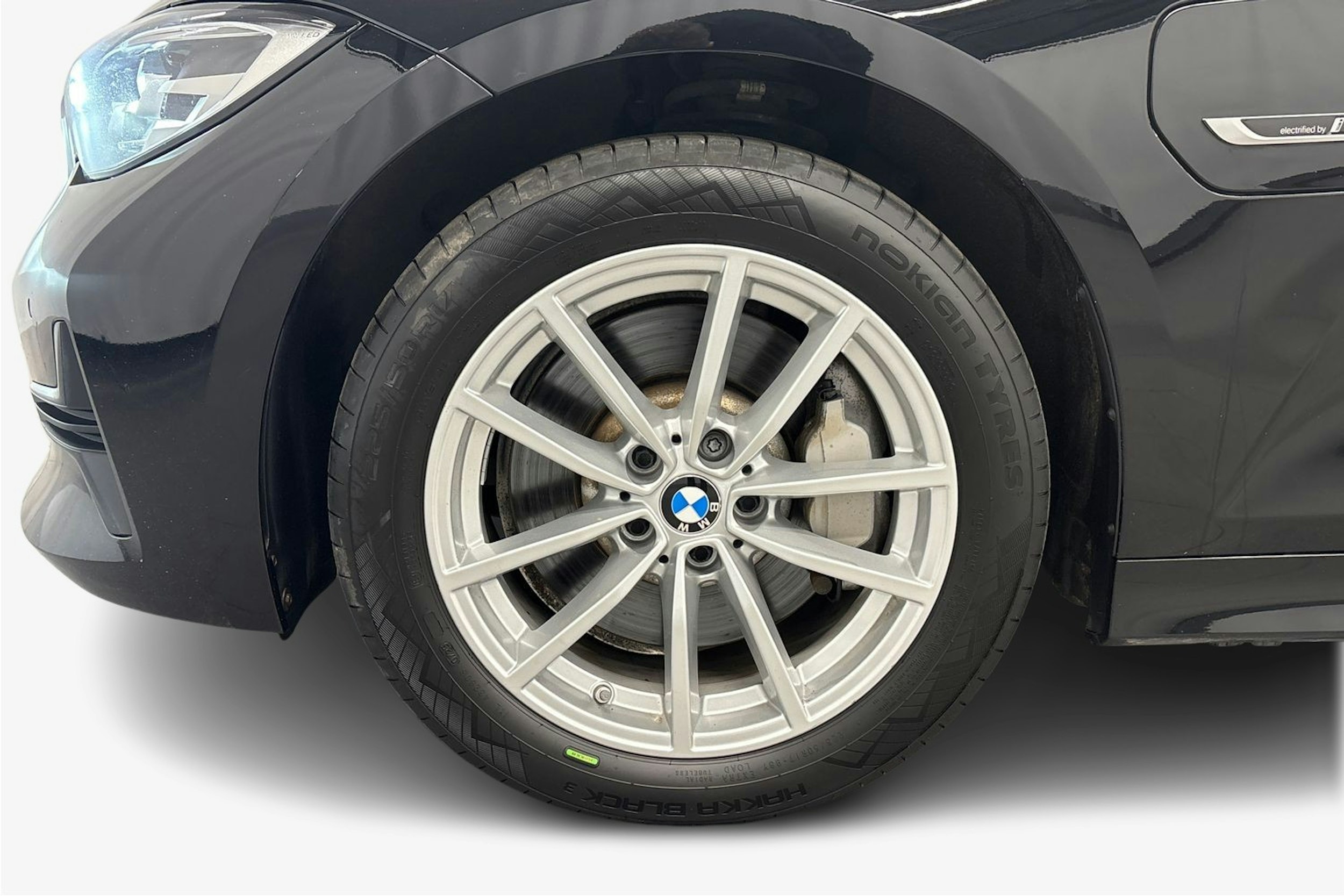 musta BMW 330 2022 kuva 11.