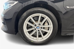 musta BMW 330 2022 kuva 11.