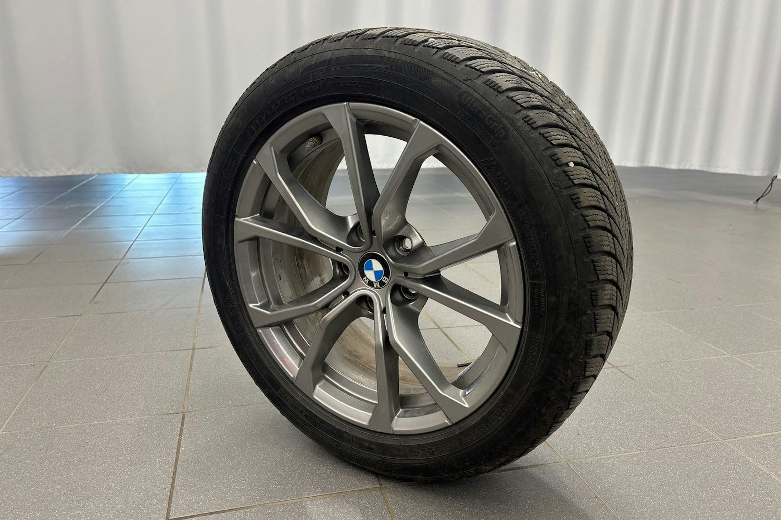 musta BMW 330 2022 kuva 13.