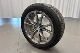 musta BMW 330 2022 kuva 13.