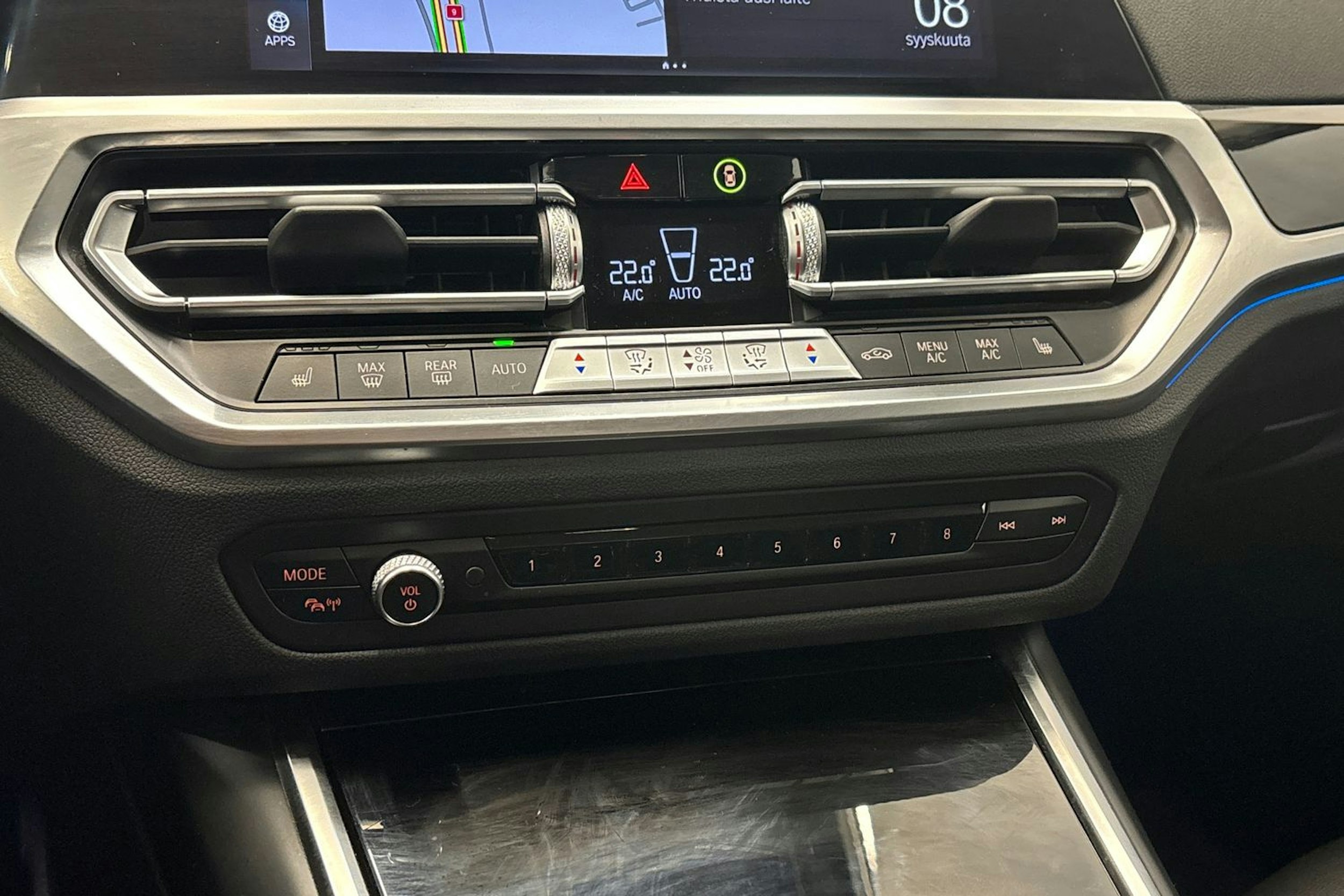 musta BMW 330 2022 kuva 23.
