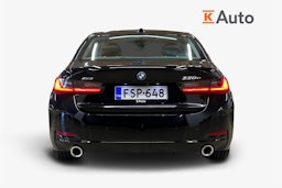 musta BMW 330 2022 kuva 3.