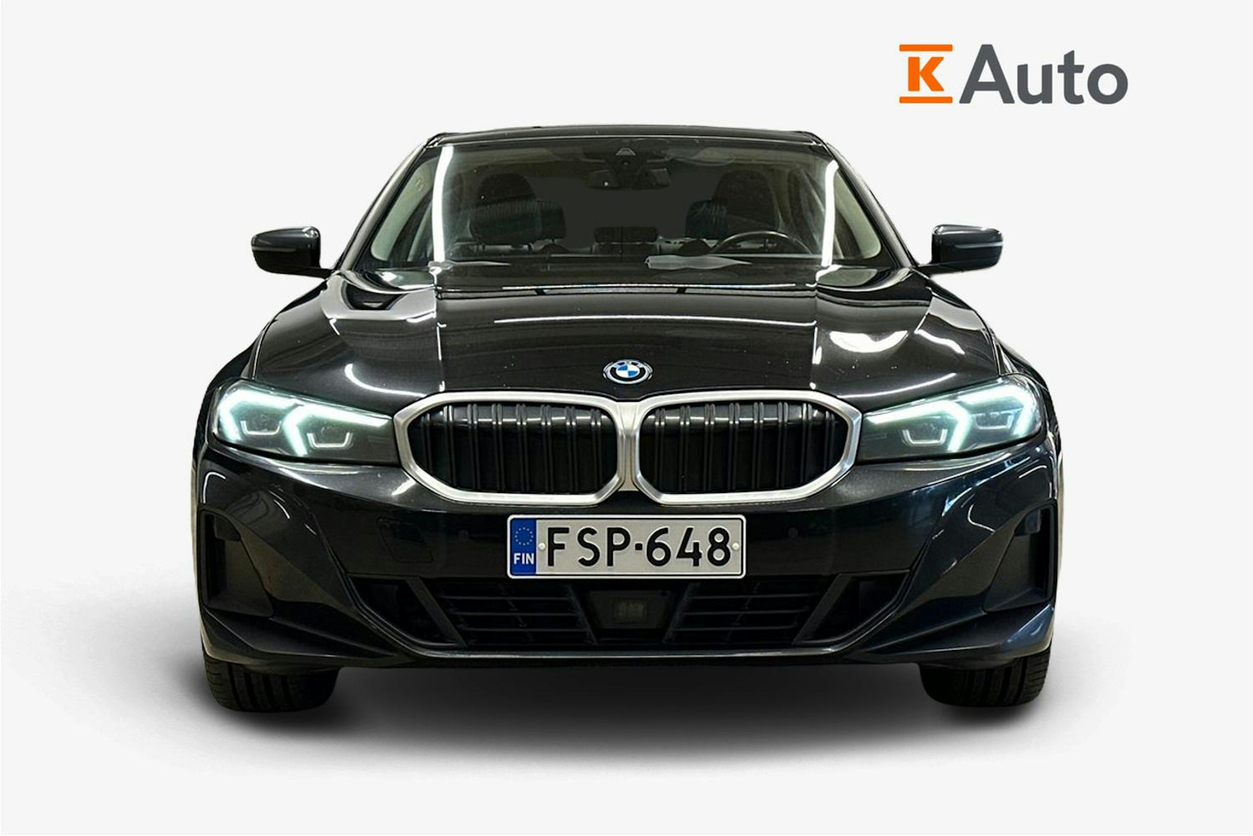 musta BMW 330 2023 kuva 5.