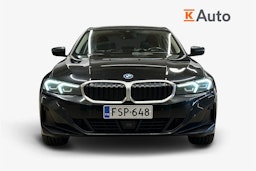 musta BMW 330 2023 kuva 5.