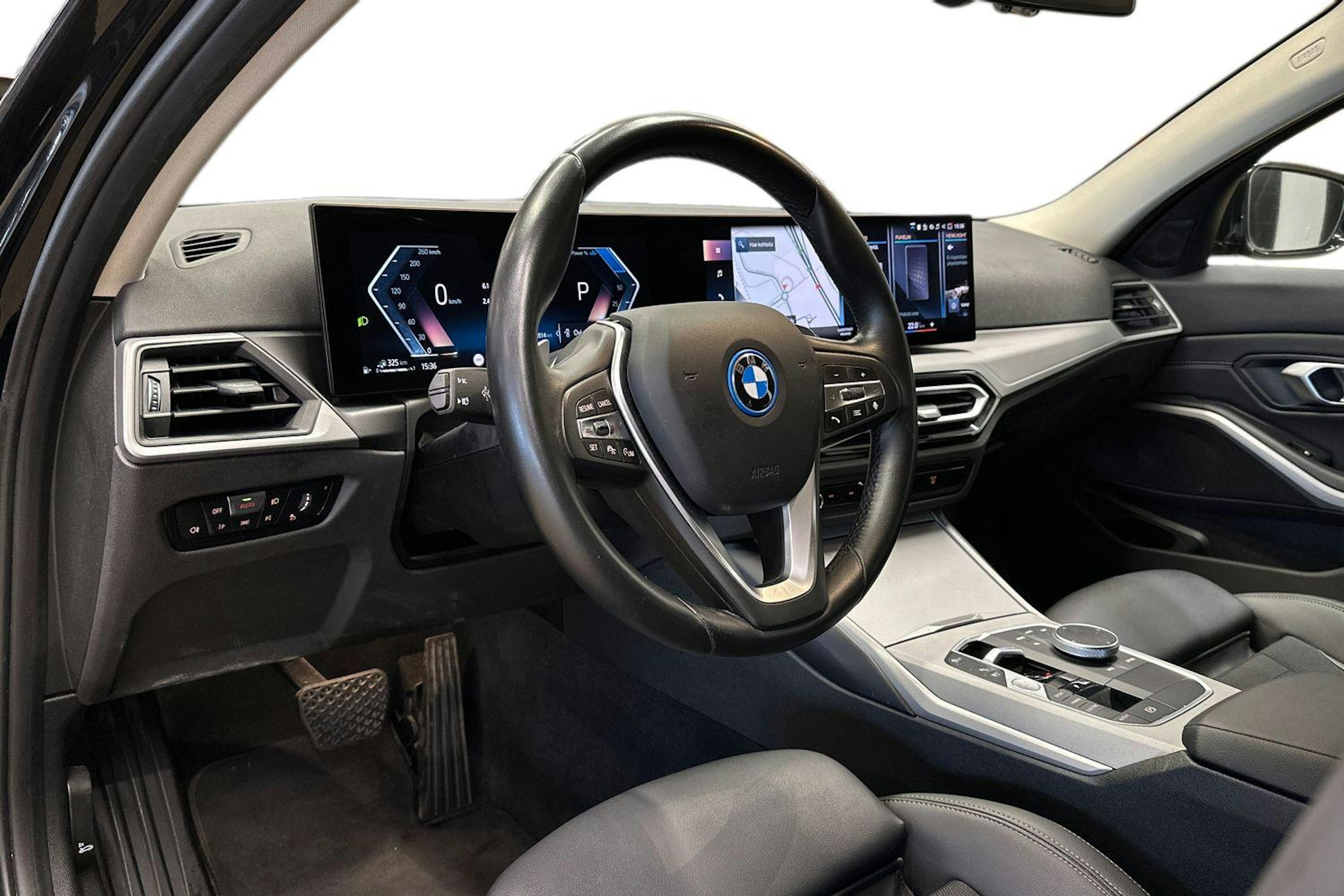 musta BMW 330 2023 kuva 10.