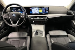 musta BMW 330 2023 kuva 11.