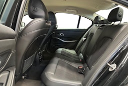 musta BMW 330 2023 kuva 12.