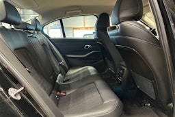 musta BMW 330 2023 kuva 15.