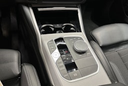 musta BMW 330 2023 kuva 22.