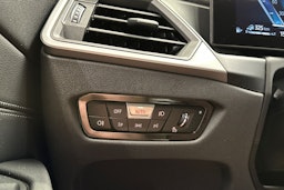 musta BMW 330 2023 kuva 26.