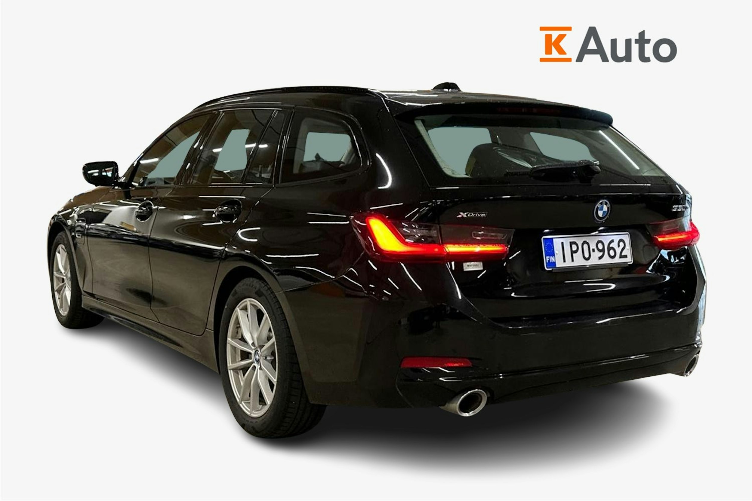 musta BMW 330 2022 kuva 2.