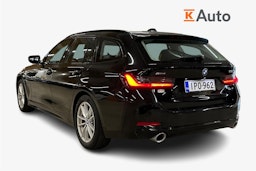 musta BMW 330 2022 kuva 2.