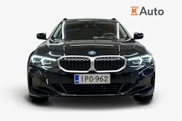 musta BMW 330 2022 kuva 5.