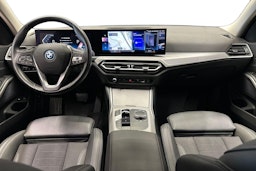 musta BMW 330 2022 kuva 9.
