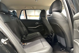 musta BMW 330 2022 kuva 16.