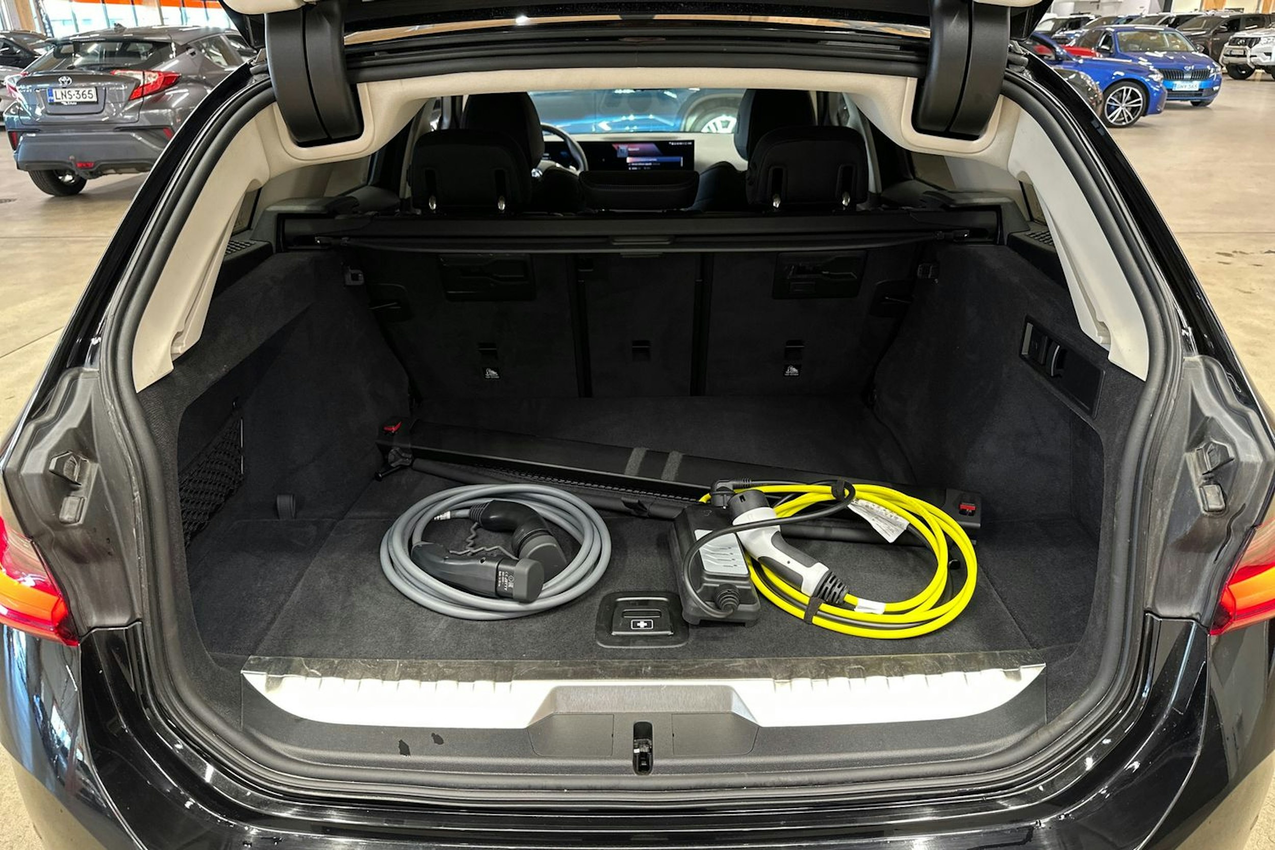musta BMW 330 2022 kuva 30.