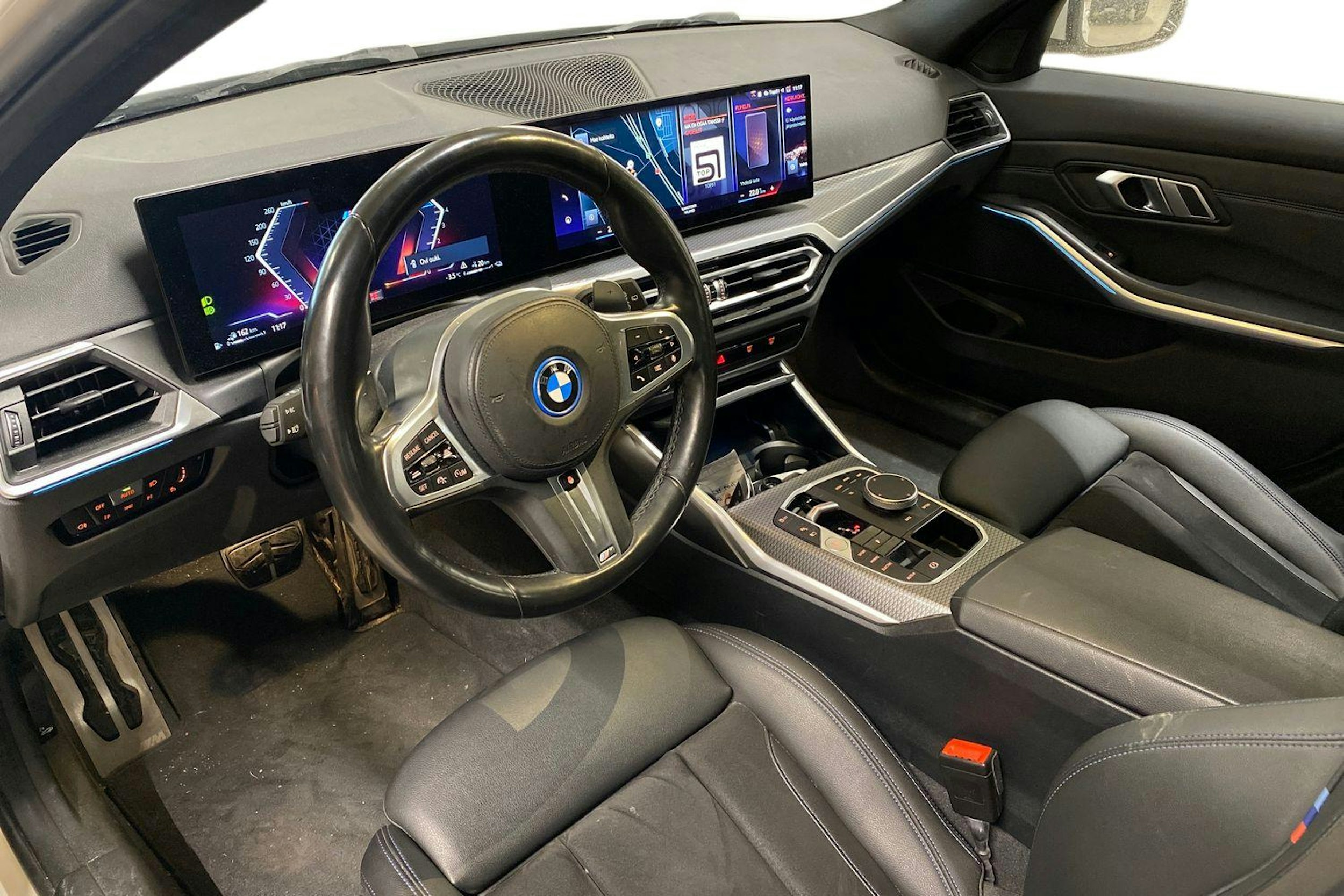 valkoinen BMW 330 2022 kuva 3.