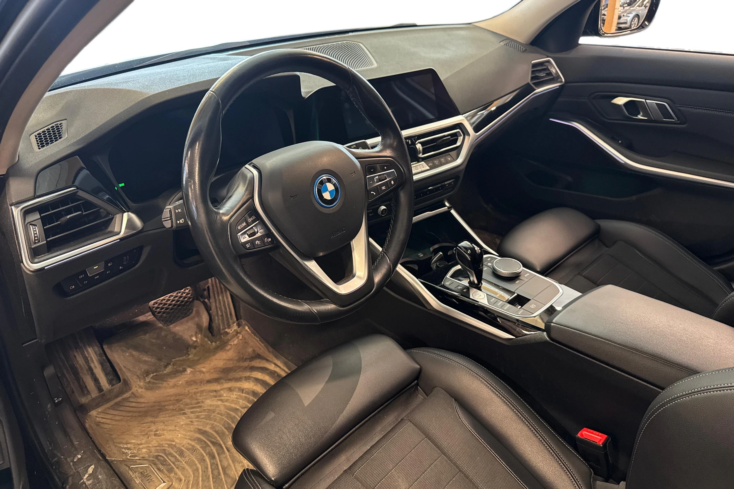 met. musta BMW 330 2022 kuva 3.