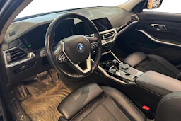 met. musta BMW 330 2022 kuva 3.