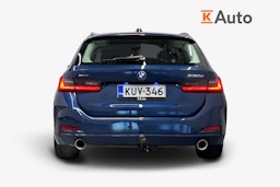 sininen BMW 330 2022 kuva 3.