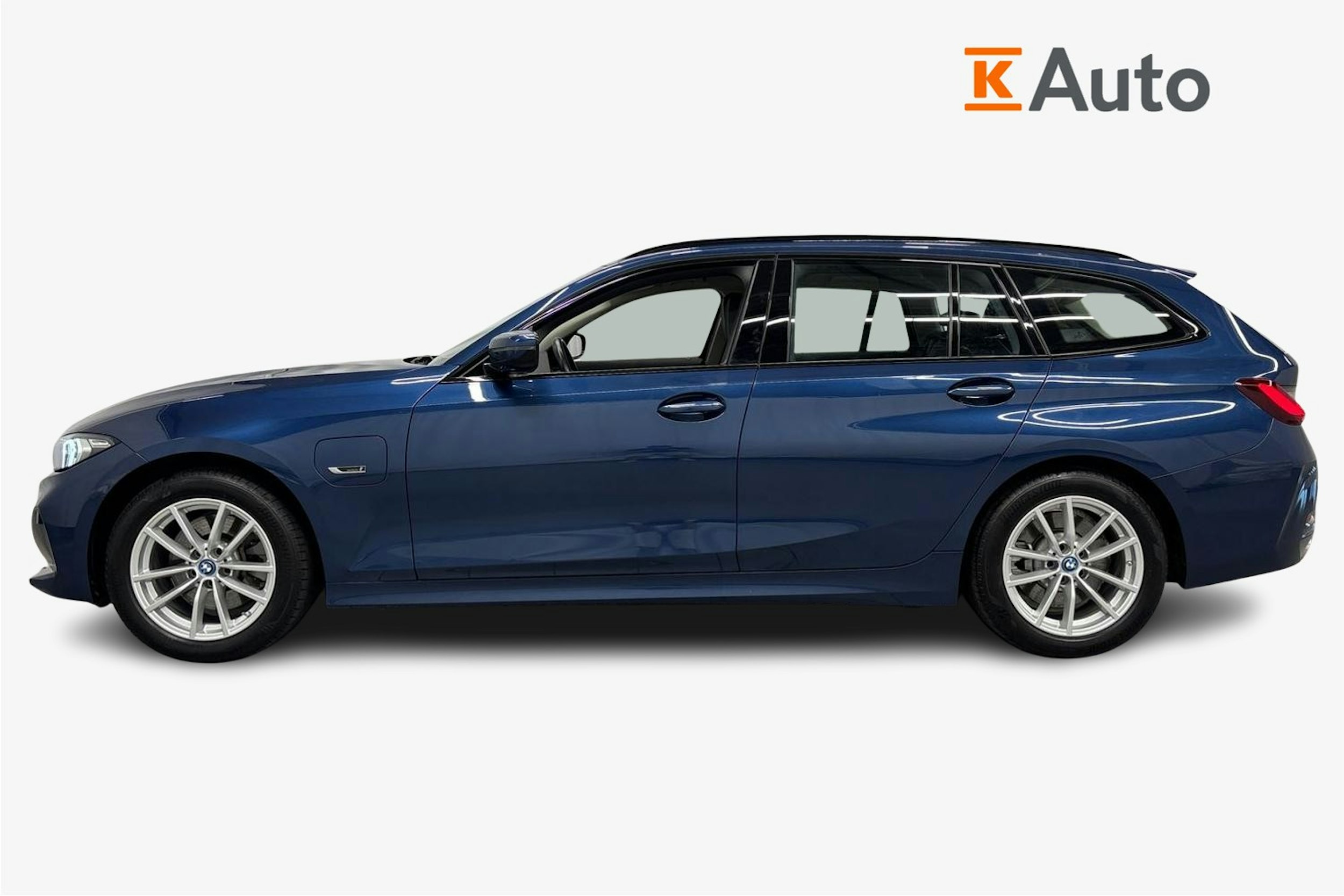 sininen BMW 330 2022 kuva 6.