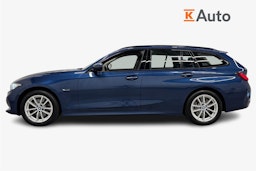 sininen BMW 330 2022 kuva 6.
