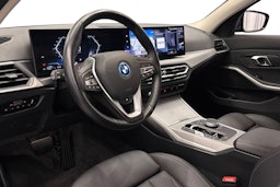 sininen BMW 330 2022 kuva 7.