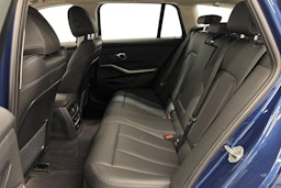sininen BMW 330 2022 kuva 10.