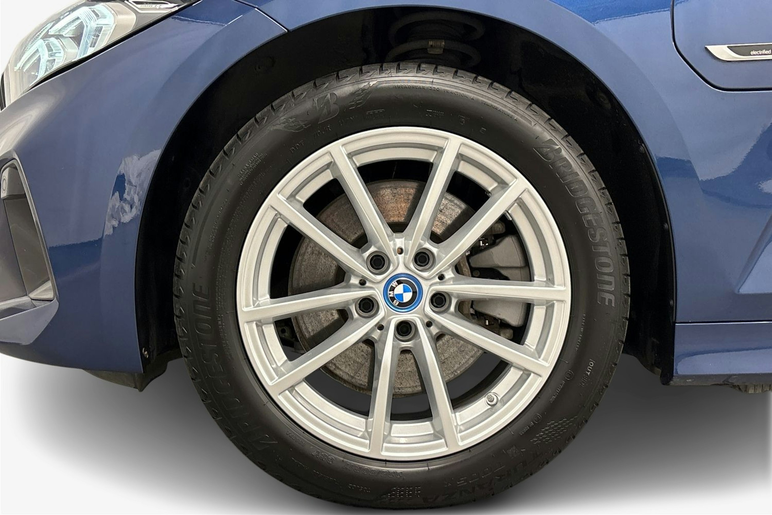 sininen BMW 330 2022 kuva 11.