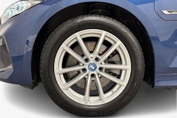 sininen BMW 330 2022 kuva 11.