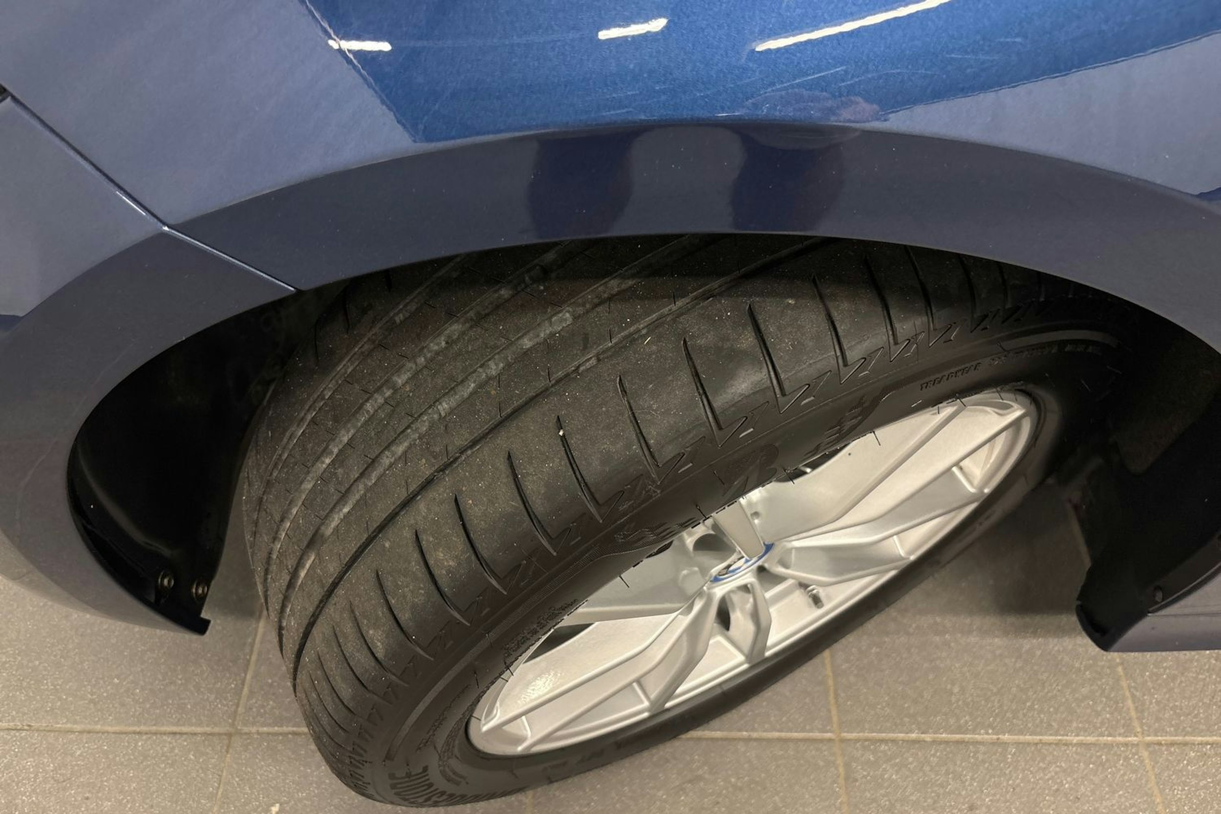 sininen BMW 330 2022 kuva 13.